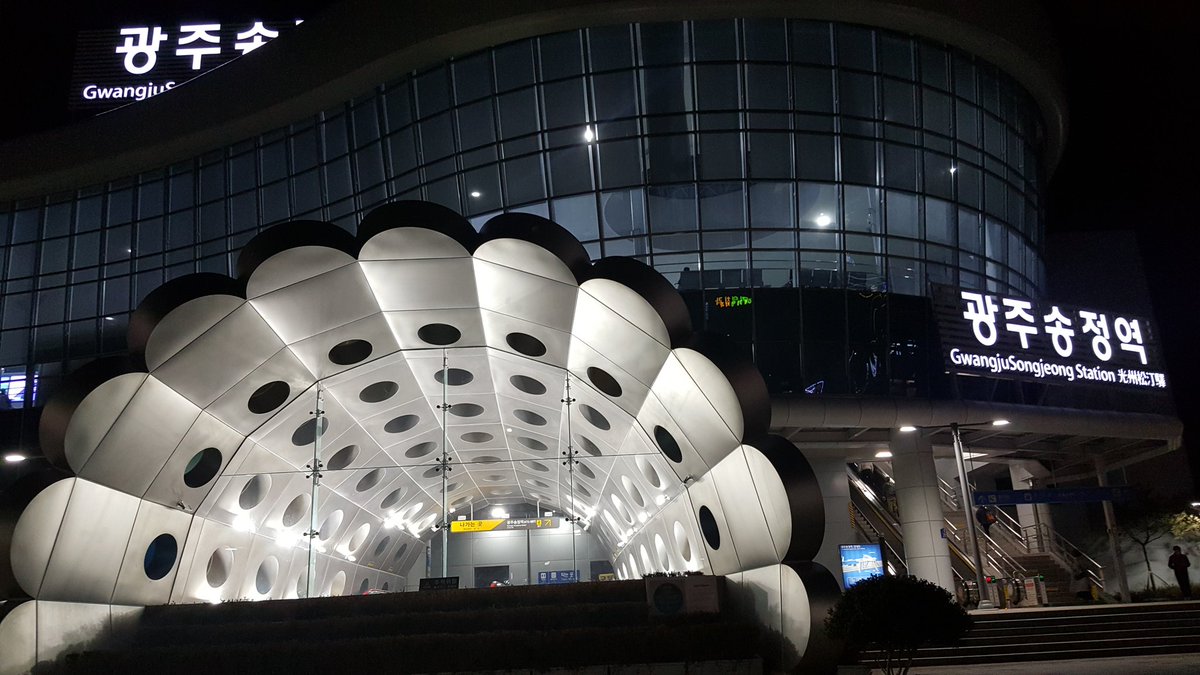 bestwest1967's tweet image. 최고위원회의 참석 차 오늘도 새벽길을 나섭니다. 오후는 광주시당 여성위원회 발대식 참석 차 다시 광주로, 그리고 또 밤에는 서울 일정^^ 많은 분들이 힘들지 않느냐고 걱정해 주십니다. "힘이 든 만큼 어디선가 힘이 납니다!" 그 힘은 국민으로부터^^!