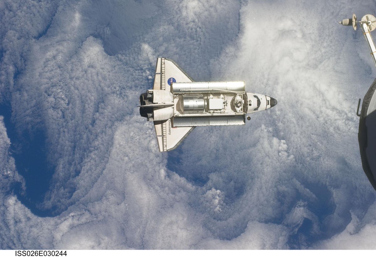Rainmaker1973's tweet photo. Space Shuttle #Discovery #STS133 captured by @Space_Station's #Exp26 #Today in 2011 https://t.co/FESJBaUE4d https://t.co/bybeMC2a74