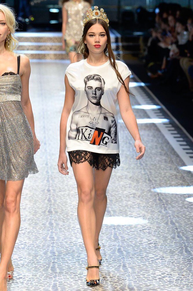 JustinTeamITA's tweet photo. Dolce&amp;Gabbana fa sfilare le modelle con la maglia di Justin Bieber durante la settimana della moda a Milano. https://t.co/QUuOSaYOhS