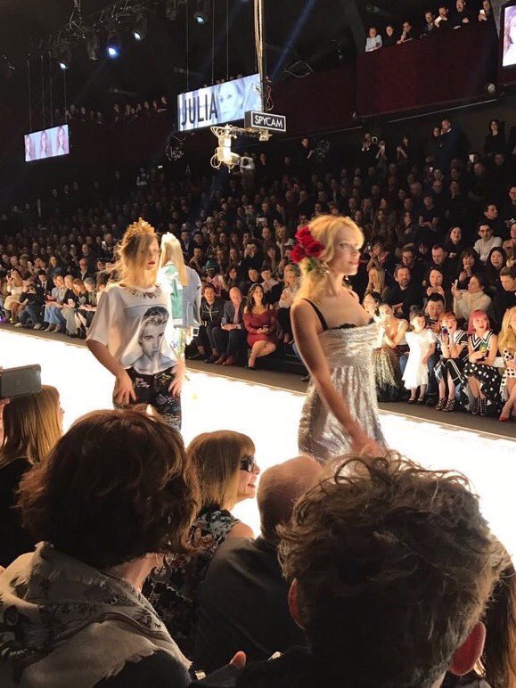 JustinTeamITA's tweet photo. Dolce&amp;Gabbana fa sfilare le modelle con la maglia di Justin Bieber durante la settimana della moda a Milano. https://t.co/QUuOSaYOhS