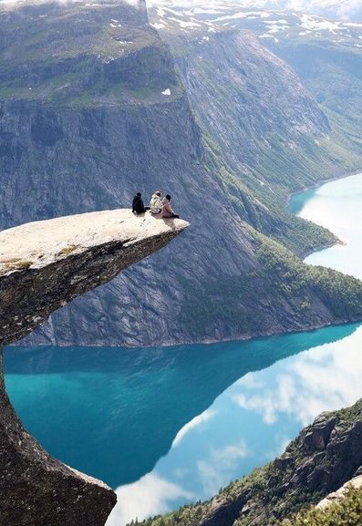 oneworld365's tweet photo. #Trolltunga #Norway https://t.co/Uw17MAPLPG