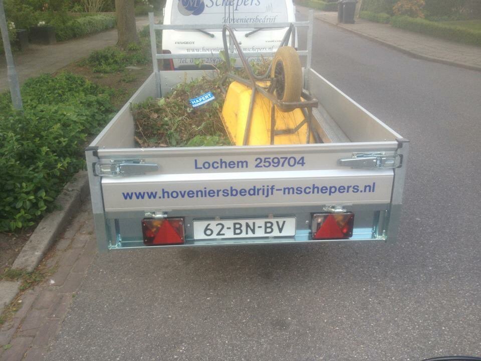 Als iemand onze kleine aanhanger ziet rijden! Wij zijn het niet!!! Prima als je iets wilt lenen, maar vraag het gewoon.