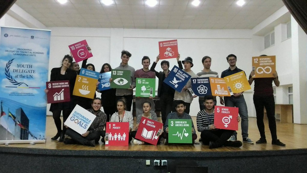 Ro_UNYD's tweet photo. We are on tour with our Bringing the UN back home campaign. Thank you, Râmnicu Vâlcea! Next up: Sibiu. #RoUNYD #UNBackHome #GlobalGoals https://t.co/CnHacwBUtD