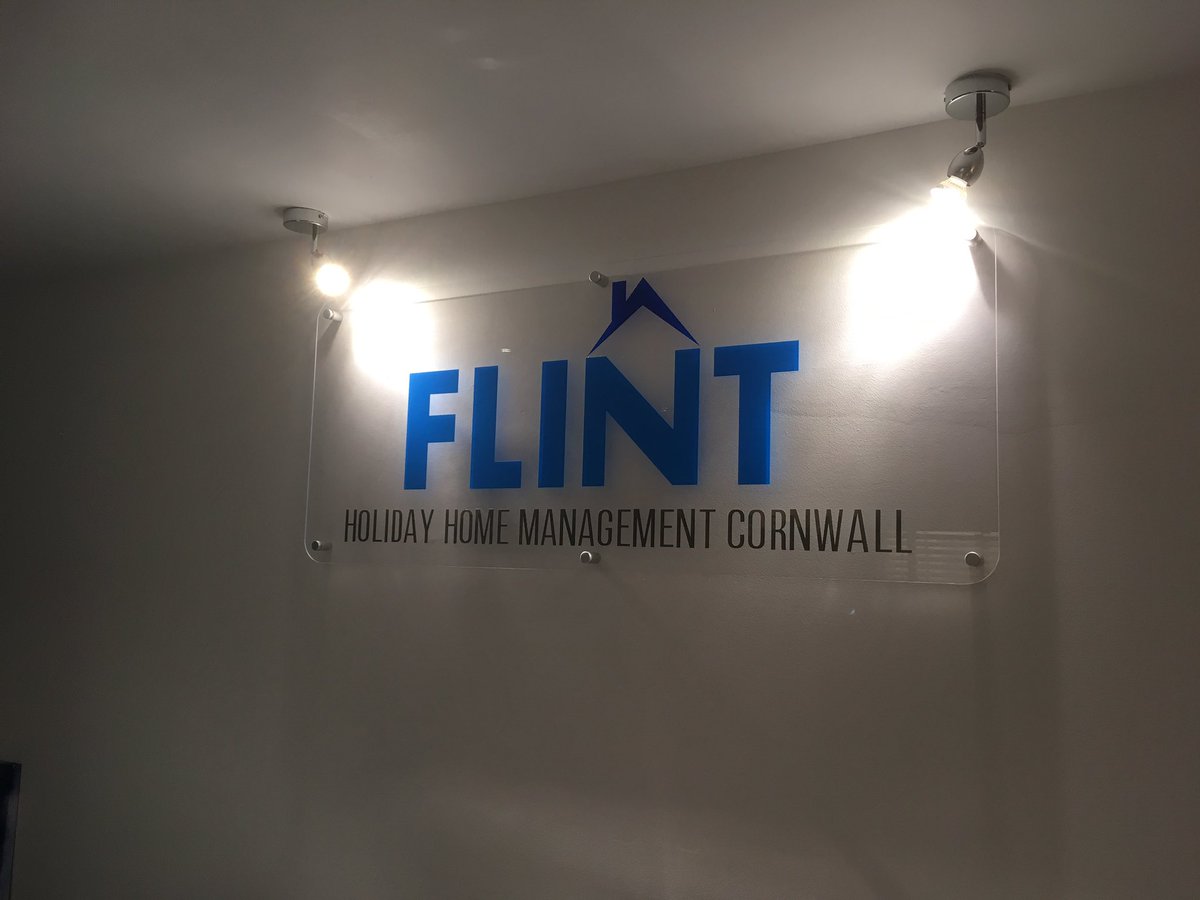 TraceVoss's tweet photo. I've hung up my hat 🎓Feeling happy &amp; proud! 
Bye from Mrs Voss x 🎓
1st week completed @FLINT loving life!Amazing! X https://t.co/lL62HufnqH