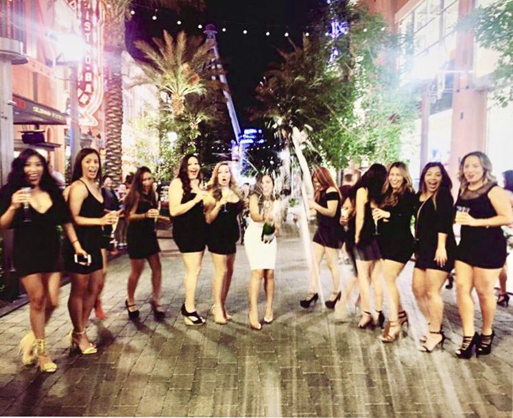 LiliBugg's tweet photo. Going through pics and this one has to be one of my favorites!! #YouReadyB #BacheloretteParty #Vegas #Memories #April2016 https://t.co/btEjimnIJC