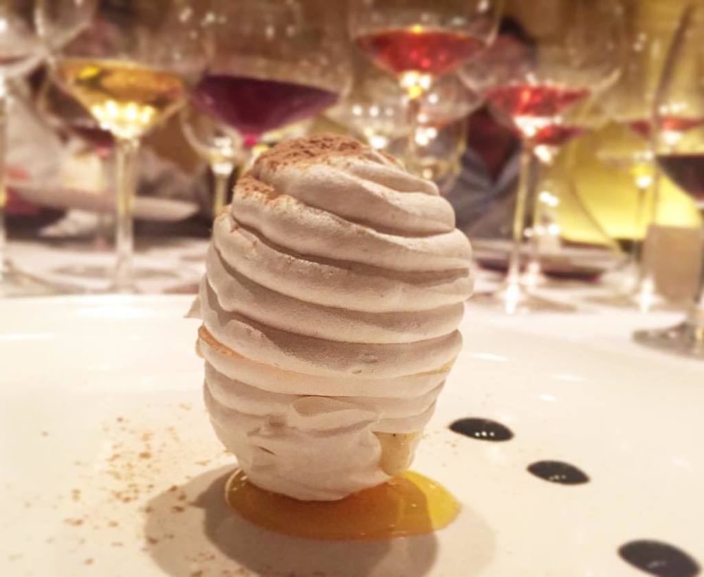 EstrellaSinMich's tweet photo. Merengue con mango y vainilla. De los mejores postres que he probado últimamente.
#LaBien… https://t.co/UiiI30RQhr https://t.co/ppxqwyaHtX
