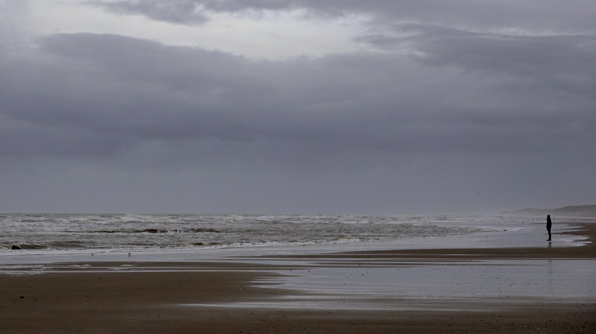 dezeekust's tweet photo. [zondagverhaal]

@LiefstLiefde schreef voor De Zee Kust... 
'ALS ALLES ER MAG ZIJN'
https://t.co/WEDTVOLdtV

#dezeekust #verhalendbeeld https://t.co/CJelzlJkg3