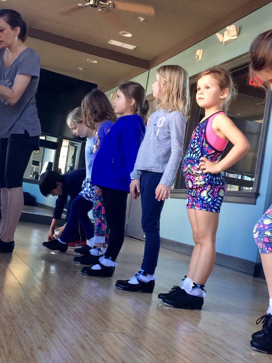 elissabryn's tweet photo. Countdown to @GoShowstopper with these cuties! @MeghanCureton @chrisandres003 @LZSellsHouses #SundayFunday #tinytappers https://t.co/Y5XxFTRCcL