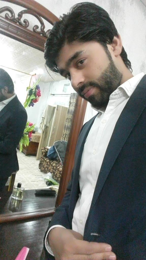 AzanRajput1's tweet photo. @SRKUniverse_Egy @SRKUniverseUS @RaeesTheFilm @SRKUniverse @iamsrk @RedChilliesEnt chil time https://t.co/CdUx8JhH2X