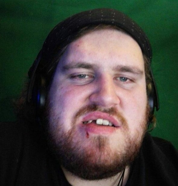 Kommt zu mir , und legt euch mit mir an -
Ich habe 6 Jahre Kampfsporterfahrung - 

Meme