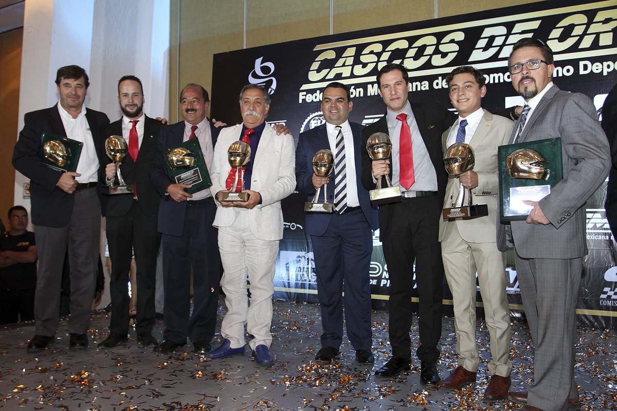 Territorioscore's tweet photo. El piloto oaxaqueño Emilio Velázquez recibió el Casco de Oro 2016 por parte de la Federación Mexicana de Automovilismo Deportivo https://t.co/G3U0M7HETk