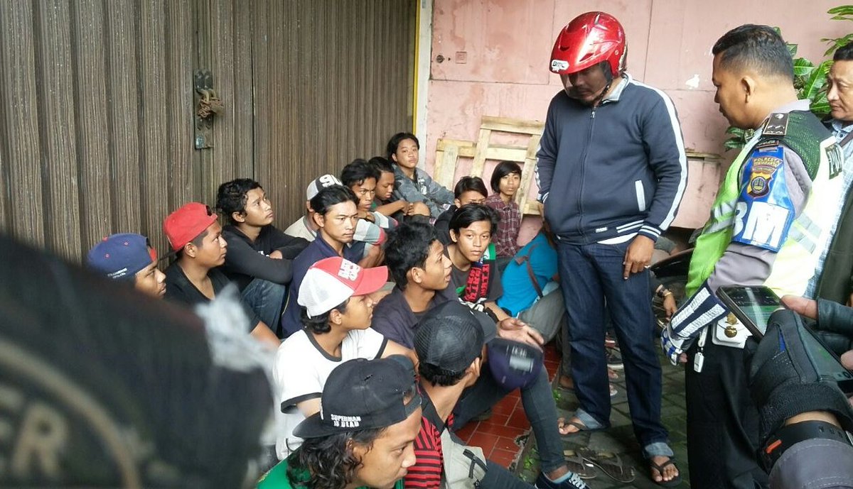 polresjogja's tweet photo. Suporter Persebaya ditangkap Polsek Gondokusuman usai mengambil uang milik penjual Angkring @JogjaUpdate #jogja @kominfodiy @PoldaJogja https://t.co/mg7fDoQUJJ