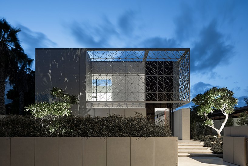 castlewizard's tweet image. pitsou kedem architects completes N2 house in israel crwd.fr/2lW3JPk