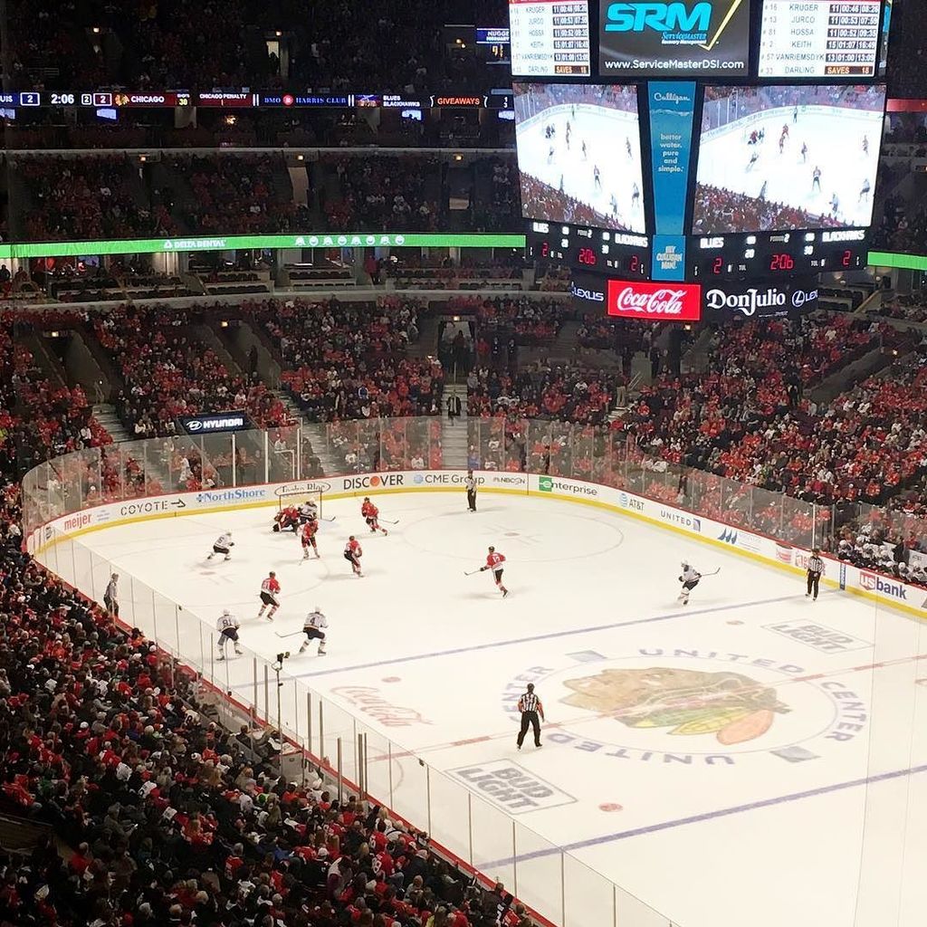 thom_sparks's tweet photo. Thom's Bar and Grill. On Sunday's we close for hockey! #49 #bangbang🍗🍤 #blackhawks https://t.co/Kz5mu3oE2R https://t.co/E2viyz7juy
