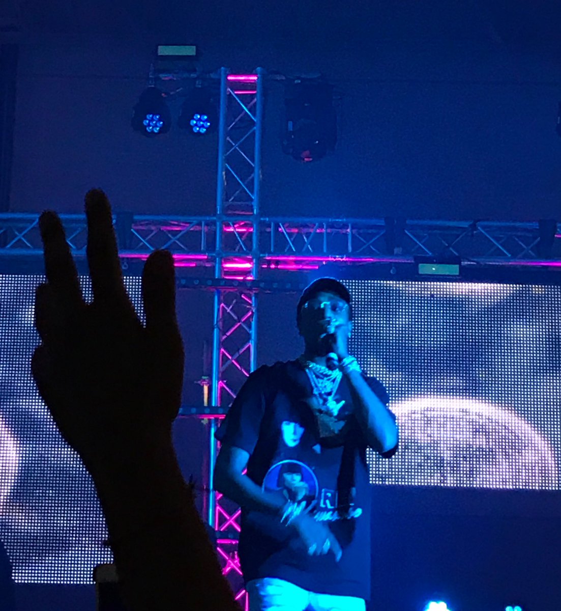 NeverLoBud's tweet photo. Hands raised for the most high, Lord Quavo https://t.co/QPXJcW4YkO