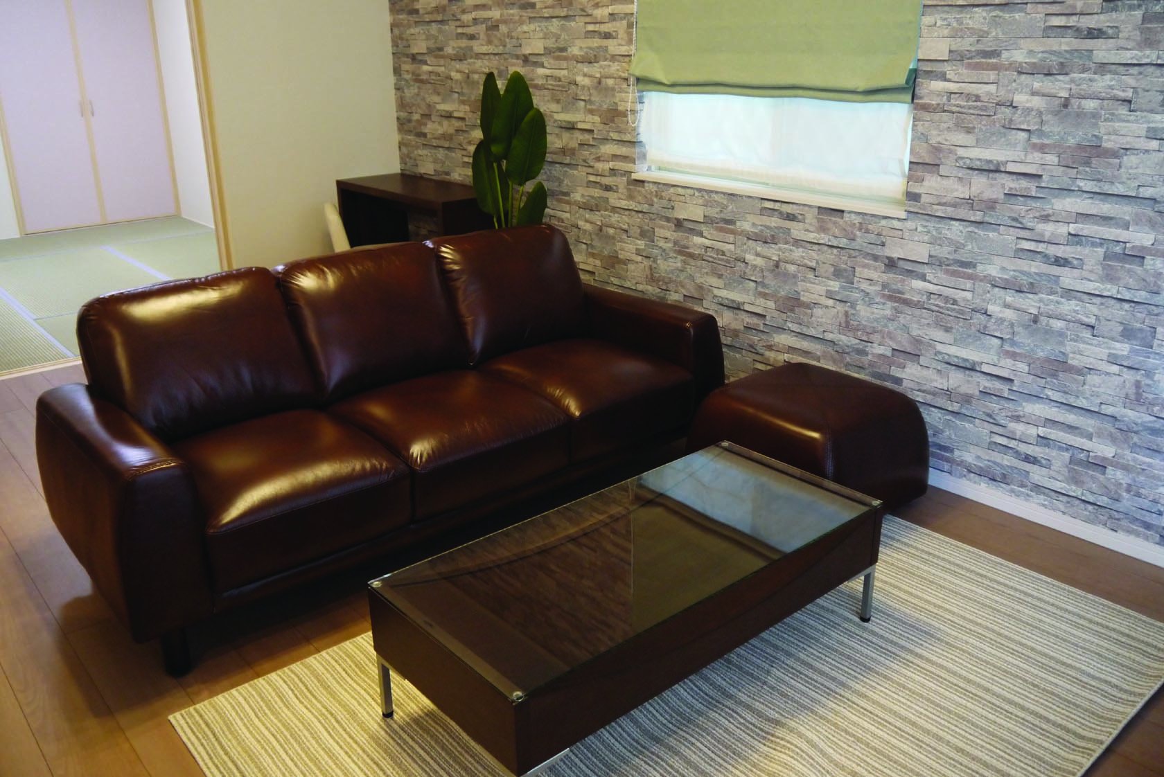 Twitter पर 株 Imaeda Design バランスのとれた部屋にしたいというのがお客様のご要望でした 壁紙 になじむようにダークブラウンの家具で統一し シックで落ち着いた空間にまとめました シンプルで高級感のあるオシャレな雰囲気にしました T Co