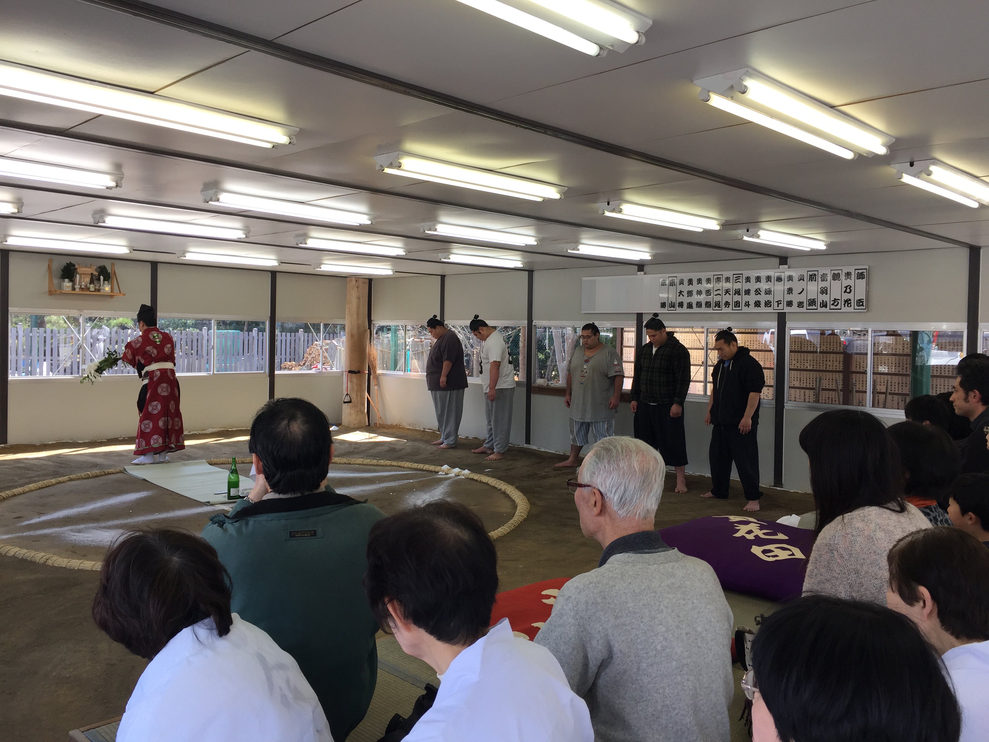 تويتر 龍神総宮社 Ryujinsogusha على تويتر 昨日 龍神総宮社の貴乃花部屋土俵で 多くの見学者が来宮される中 日本相撲協会の呼出しさんが来宮され大阪場所を開催するにあたり怪我無きように良き所になるように祈り 土俵祭り が行われた ホームページ