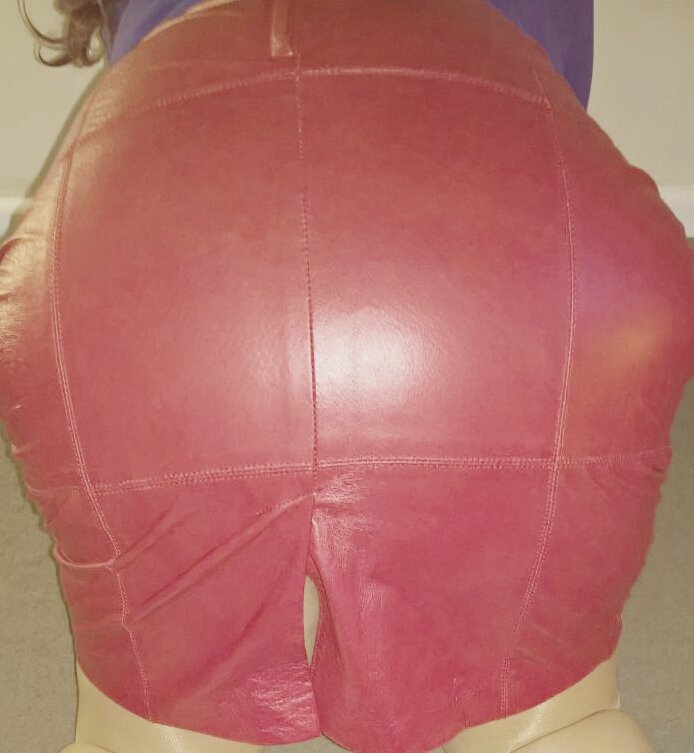 MsHannahLoves's tweet photo. Evening.. been writing my blog (up tomorrow) and taking some pics ๐ #Leather #LeatherSkirt #LeatherArse #HannahLoves #Stockings #Suspenders https://t.co/fYHsKszrWZ