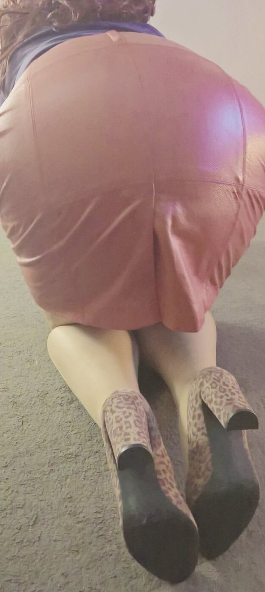 MsHannahLoves's tweet photo. Evening.. been writing my blog (up tomorrow) and taking some pics ๐ #Leather #LeatherSkirt #LeatherArse #HannahLoves #Stockings #Suspenders https://t.co/fYHsKszrWZ
