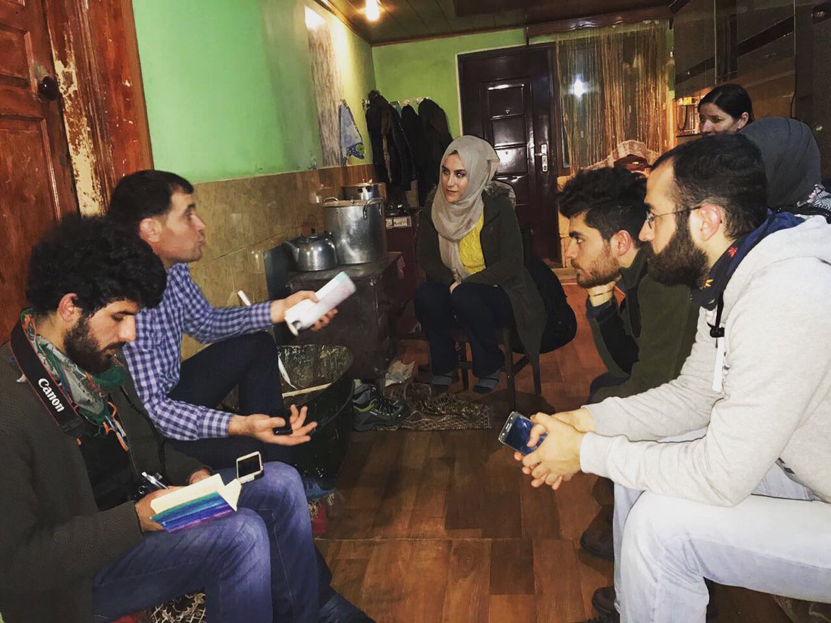 barhelbest's tweet photo. Li mala Fêrikê Ûsiv. Neviyê wî geş bi geş pê de diçe. Tîma me jî destên wan li ser şûrê notên xwe digirin. 

#kovarabar #elegez #fêrîkêûsiv https://t.co/c1nK8rfJLW