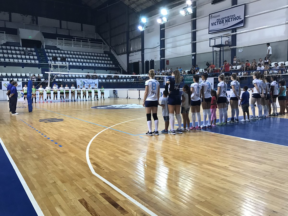 voleycge's tweet photo. #CGE #GELP #LAF2016 Minuto de silencio por fallecimiento del ex presidente de la Federación Metropolitana de Voley, Vicente Finelli https://t.co/NtP49fN0Xv