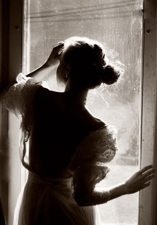 İnsan öncelikle bir aldanışa âşık olur, 
Sonra o aldanıştan bir hakikat yapmaya çalışır hayatına…