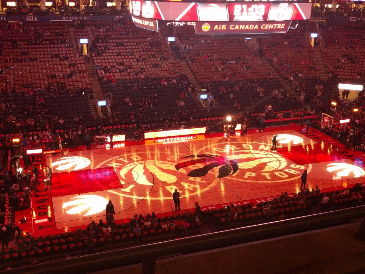 russell_r's tweet photo. Reppin' the 6ix and the @Raptors on a Sunday night! #raptors #WeTheNorth https://t.co/PzhuZ1iacM