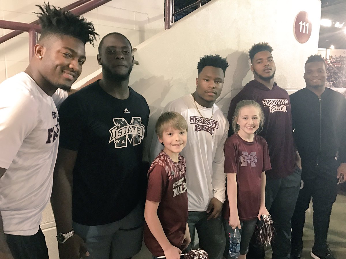 keg_berryhill's tweet photo. Love our women's basketball but This has us excited for @HailStateFB! @H_Kylin @LeoLewisIII @GrindSimmons94 thanks for the photo! https://t.co/35tOJijkSm