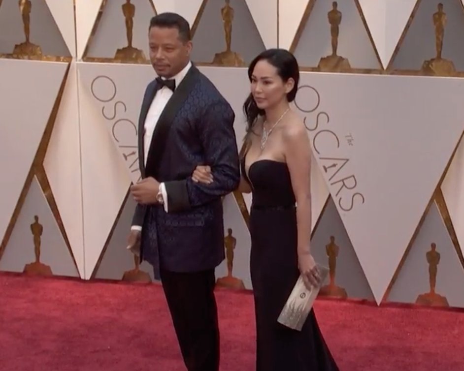 EmpireFansSpain's tweet photo. Terrence Howard junto a su mujer en la Alfombra Roja de los #Oscars. #Empire https://t.co/CxWyfCAKIe