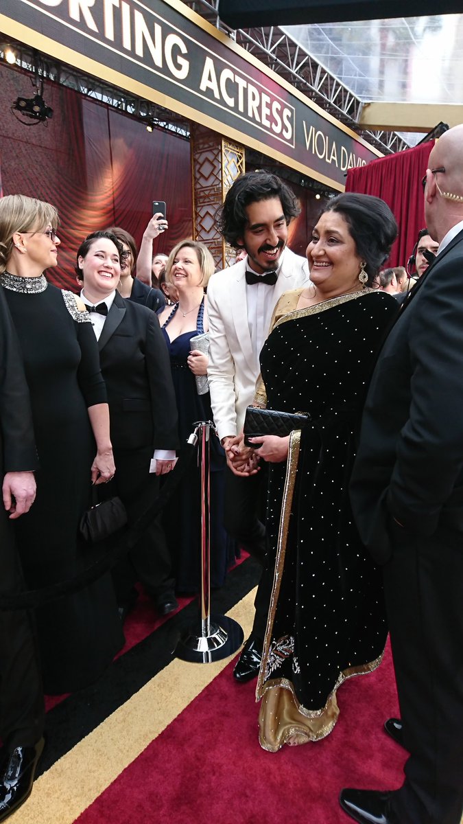 AmyKinLA's tweet photo. Dev Patel just arrived with his mom!!! #Oscars https://t.co/1sZJK6m7kz