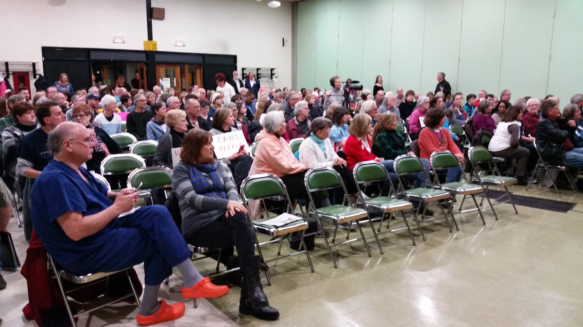TheoKeith's tweet photo. About 275 people attend a "constituent town hall" at UAW Local 72 in Kenosha -- @SpeakerRyan's district. Ryan isn't here. https://t.co/bzK5Z458Kg