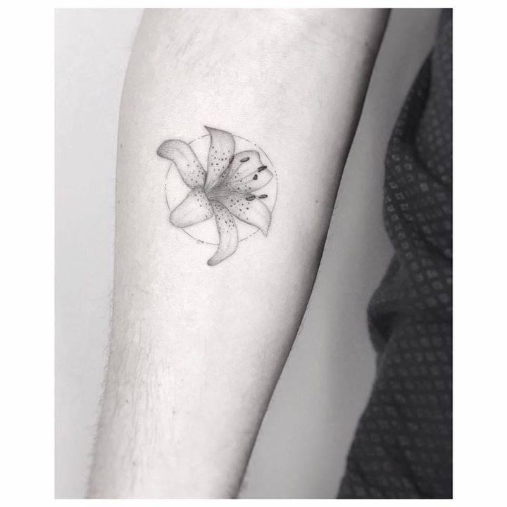 Did a few lilies for Lilly .. and by Lilly I mean Ellie #lily #tattoo  #iloveyou #tattoos #lilytattoo #fineline #delicate #art