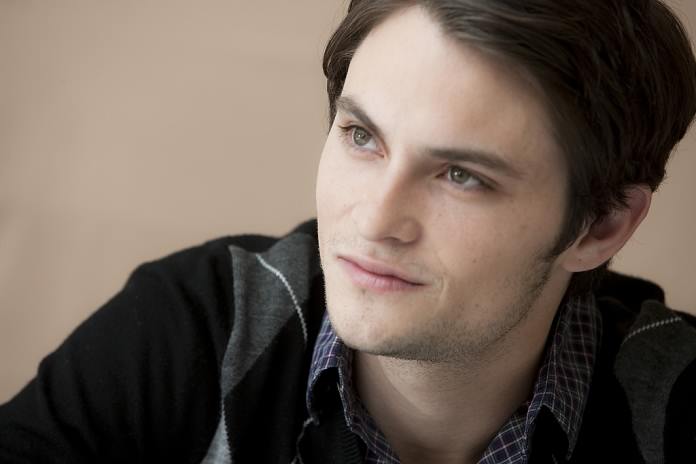  Happy birthday to shiloh fernandez!!      