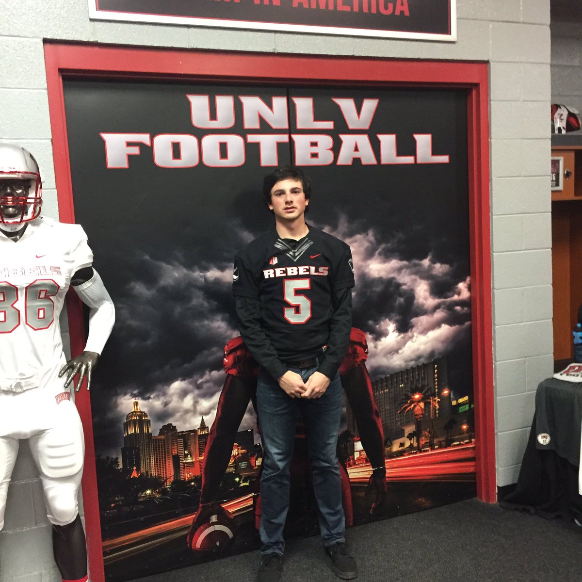 aarea745's tweet photo. Taking small steps to reaching his dreams!! @BenMoa4 @CoachMattHammer @opheikensbr2 #firstunofficialvisit https://t.co/8yHRIClNcP