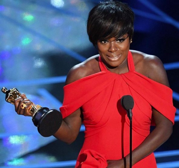 ciakmag's tweet photo. #CiakOscars E questa è una delle foto che rimarrà di quest'edizione degli #Oscars #ViolaDavis https://t.co/LZlAtV6iHN