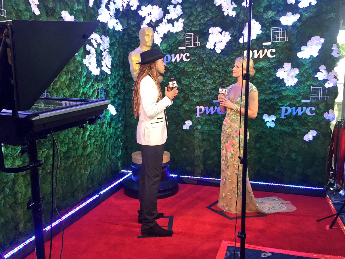 PwCUS's tweet image. He&apos;s changing the way that students think about #finlit. &quot;Be real, be righteous, be relevant,&quot; says @Dee1music on the #PwCRedCarpet