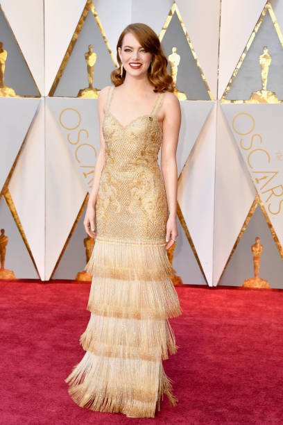 I am living for these classic glam looks! Emma Stone is shutting it down with her look. From her hair to the last strand of fringe! #Oscars