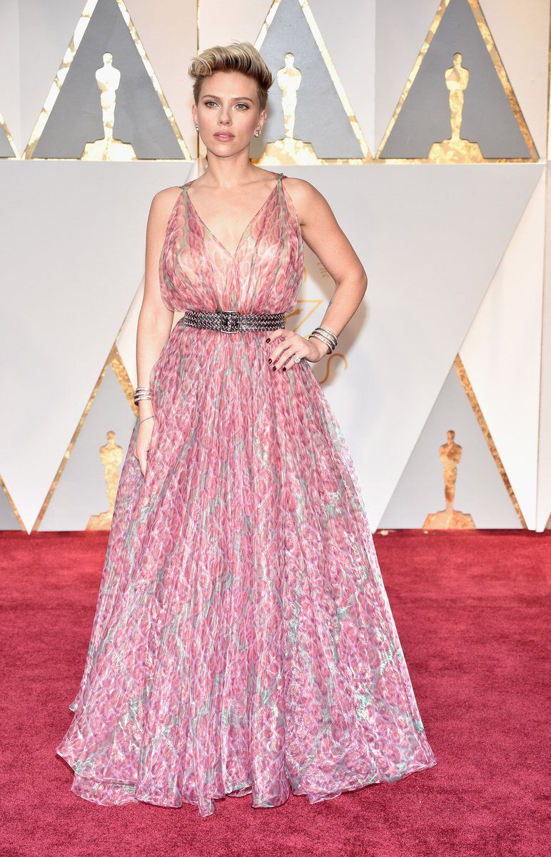 InStyleAus's tweet photo. #ScarlettJohansson arrives in #Alaia - floaty, feminine, stunning #oscars https://t.co/Tfd5PmqM5u