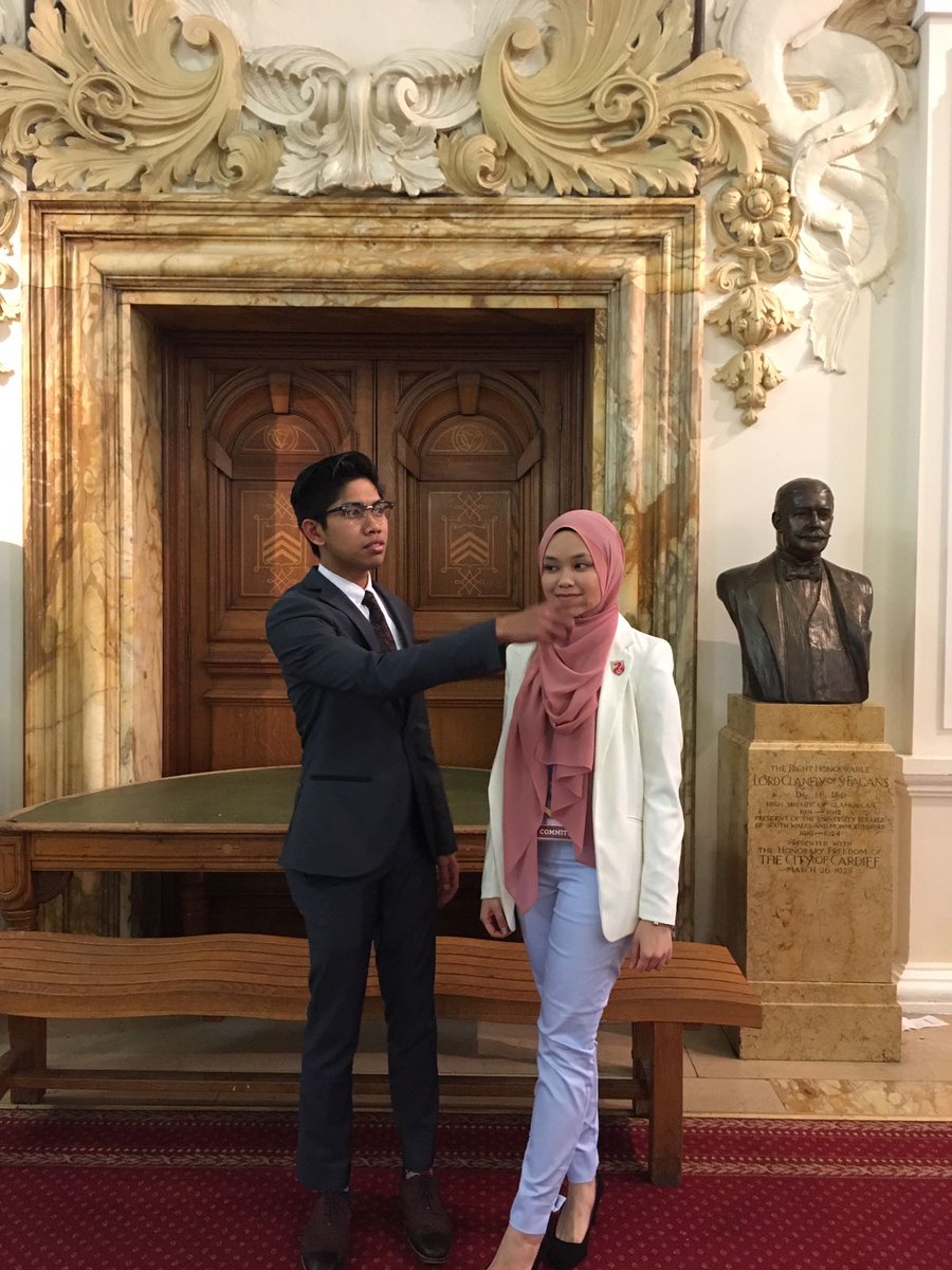 AmrSfwn's tweet photo. Kita member datuk rizal merican skrg. Zoom in datuk rizal dia buat illuminati sign. #TMI2 The Malaysian Initiative II https://t.co/rrnOFHIbkZ