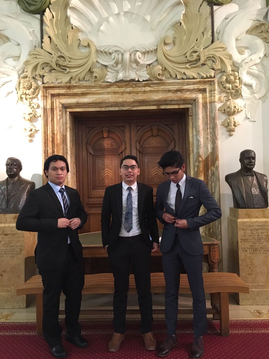 AmrSfwn's tweet photo. Kita member datuk rizal merican skrg. Zoom in datuk rizal dia buat illuminati sign. #TMI2 The Malaysian Initiative II https://t.co/rrnOFHIbkZ