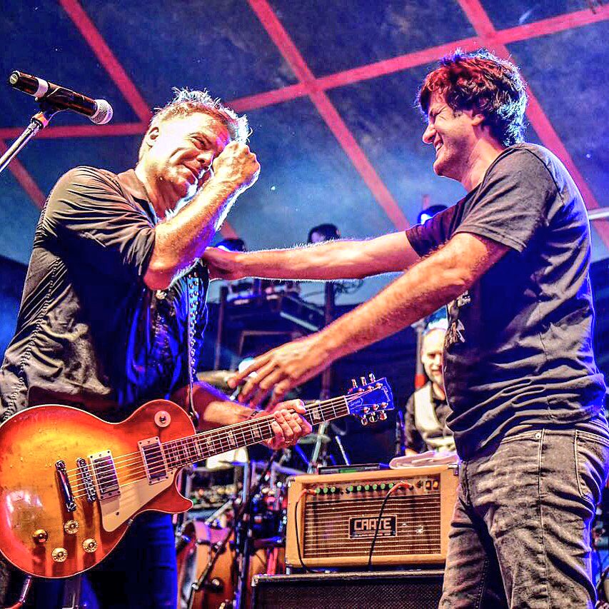 Acá con un pibe que nos escuchaba de chiquito...