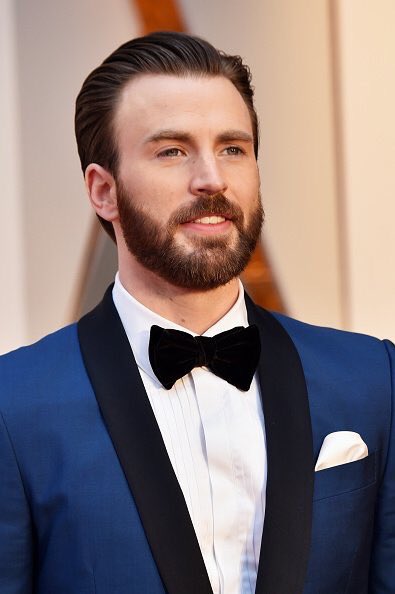yummygiammy's tweet photo. HOW A MAN CAN BE SO FLAWLESS? PLEASE TEACH ME TO BE THIS SEXY #ChrisEvans I CAN'T YOU GUYS. #Oscars #BestRedCarpet #SkyCinemaOscar https://t.co/dxm0gVJqhB