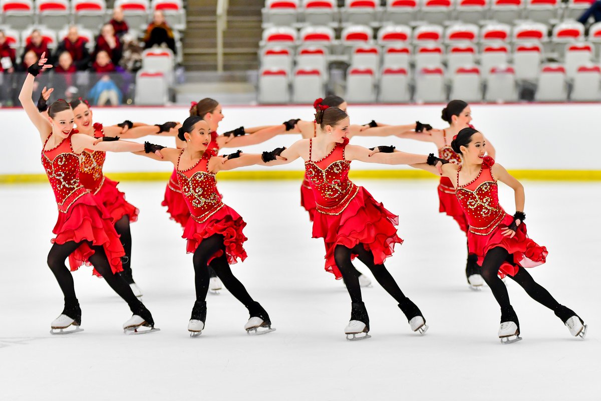 Novice medallists:
1. Les Suprêmes (QC) 109.41
2. Les Pirouettes (QC) 108.72
3. Nova (QC) 106.55
#Synchro17