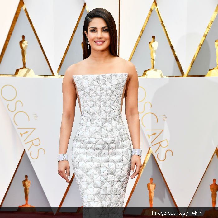 axnasia's tweet photo. SPOTTED at #Oscars2017: Queen bee of #AXNQuantico, Priyanka Chopra rocking in a Ralph And Russo dress! π https://t.co/bXIeulH1dA