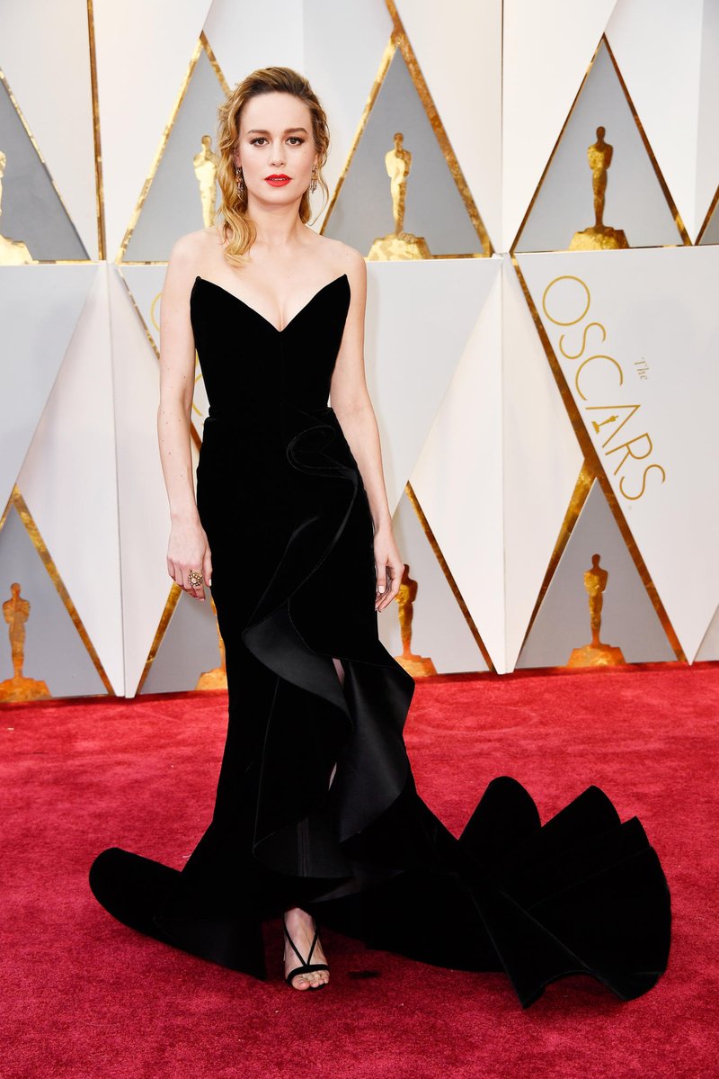The ladies did not come to play! Brie Larson is in velvet with cascading ruffles. A refined nod to 80's style. I'm loving it #Oscars