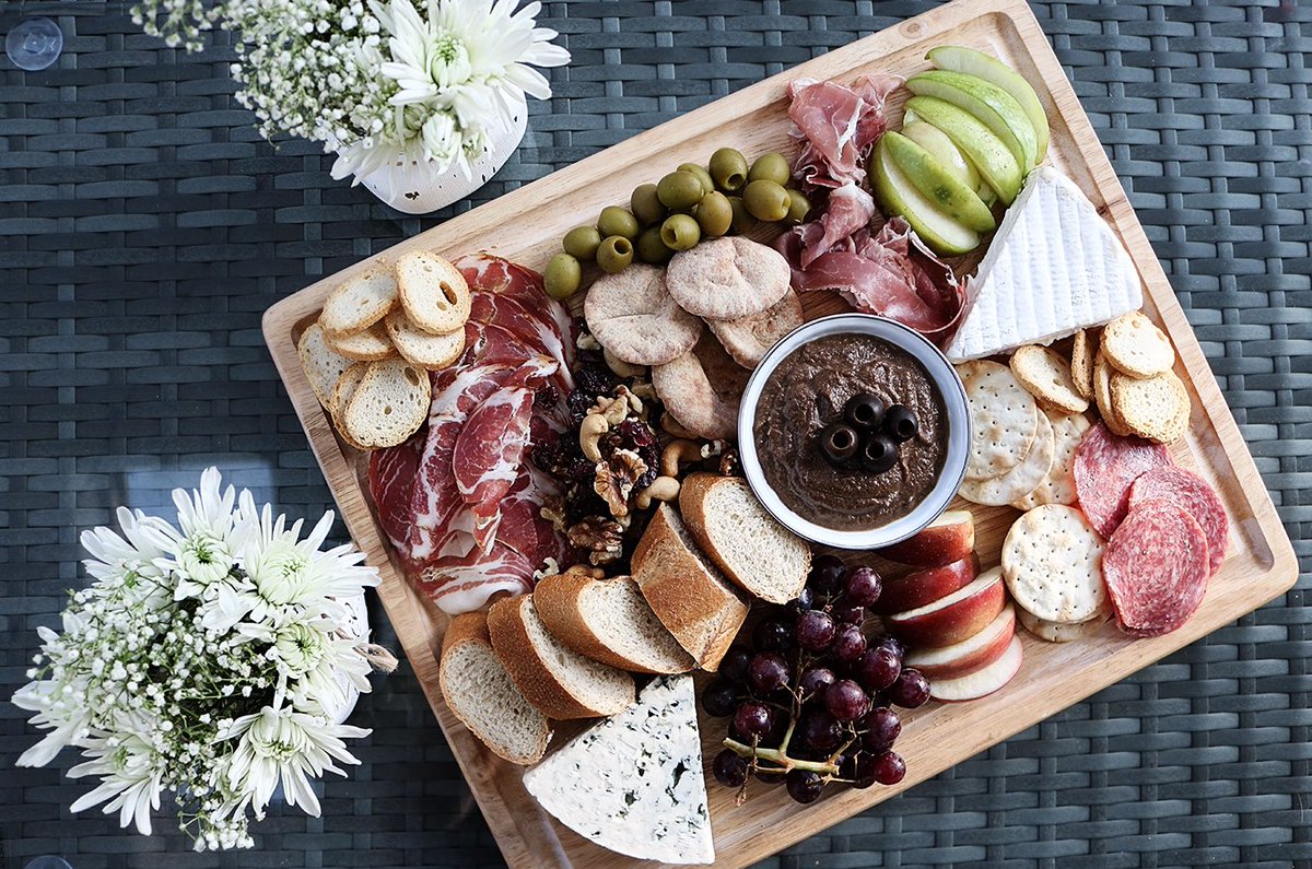 lindsayolives's tweet photo. And ACTION! 🎬 Apps fit for #oscars gold - just add your couch &amp; champagne for full effect (via @chanelvanreenen) 🍾✨ #delish #oliveobsessed https://t.co/3TscL2irPF