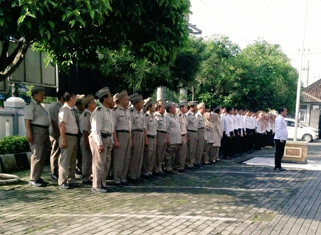 atr_bpnklaten's tweet photo. Selamat Pagi #klaten @humaskabklaten energi #SenangMemudahkan @atr_bpn siap Sukseskan #Prona2017 menuju Desa Lengkap Cc pak @ganjarpranowo https://t.co/VfkVvYaBKj