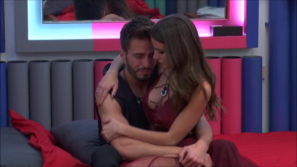 ConfedeJuanFran's tweet photo. 2 años después y sigo sin entender como me puede gustar tanto esta pareja, con los fallos de él y los fallos de ella #VIPDirecto https://t.co/taxCnecUXM