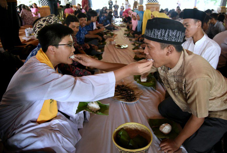 Husnatweet's tweet photo. Kedamaian &amp; kerukunan a/ sebuah kwjban yg hrs dihadirkan. Sprt di Purwakarta yg mmilki smgt kerukunan beragama yg tinggi #PurwakartaToleran https://t.co/T6lrsz2JTQ