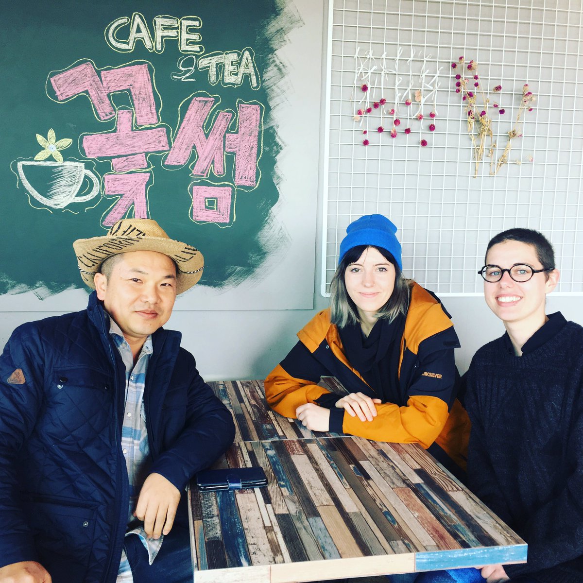 FlowerSomething's tweet image. 프랑스 우프들의 꽃썸카페 방문

#꽃썸 #꽃썸카페 #꽃과썸타다 #동광육거리